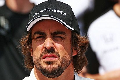 Fernando Alonso zeigt der FIA den Vogel