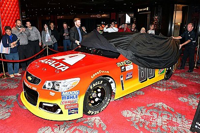 Rot, Orange, Gelb: Dale Earnhardt Jr. zeigt neue Farben für 2016