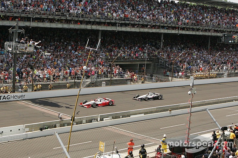 Juan Pablo Montoya, Team Penske Chevrolet beats Will Power, Team Penske Chevrolet to the line