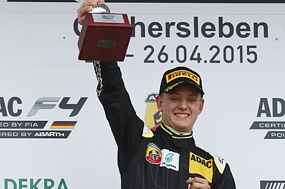 El hijo de Schumacher negocia con equipo asociado a Ferrari