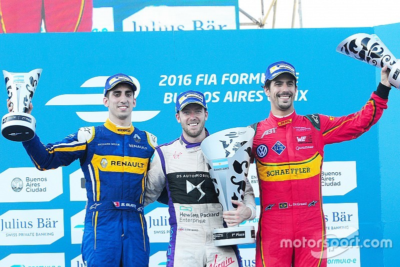 Podio: ganador Sam Bird, DS Virgin Racing Formula E Team; segundo lugar S&eacute;bastien Buemi, Renault e.D