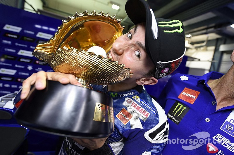 Jorge Lorenzo, Movistar Yamaha MotoGP, Yamaha mit seinem Pokal