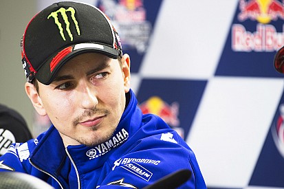 Lorenzo: "Valentino copia anche le marce che uso in curva"