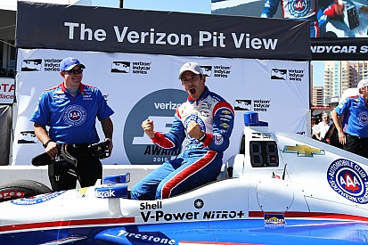 Castroneves se lleva la pole en Long Beach