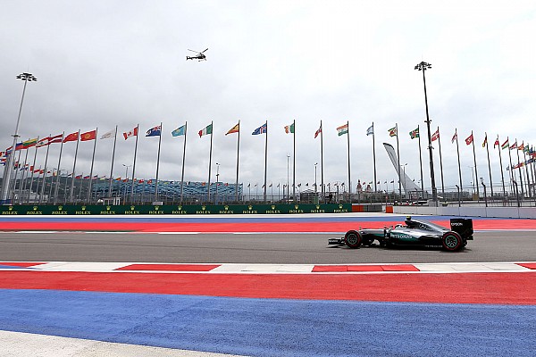 Hamilton lidera una segunda pr&aacute;ctica con preocupaci&oacute;n en Ferrari