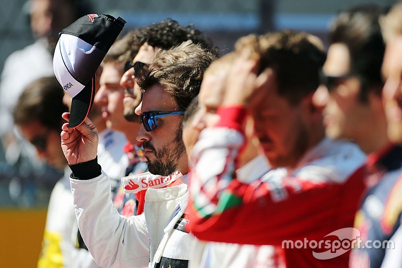 Fernando Alonso, McLaren durante el himno nacional