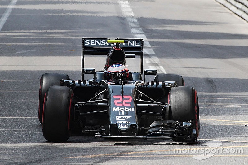 Jenson Button, McLaren MP4-31 with a broken front wing