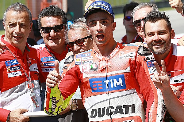 Iannone la vuelve a liar tirando a Lorenzo