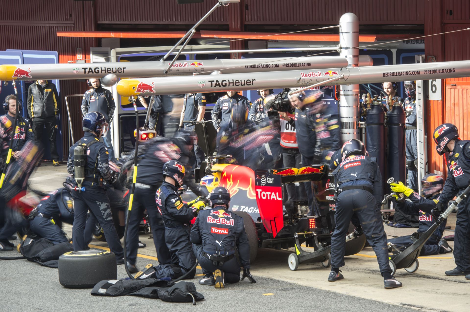 121 kört „tekert” össze a Red Bull Kvyattal: nice job