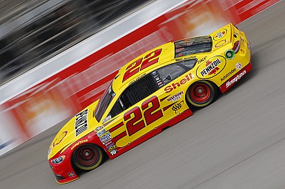 Joey Logano conquista la pole a Michigan