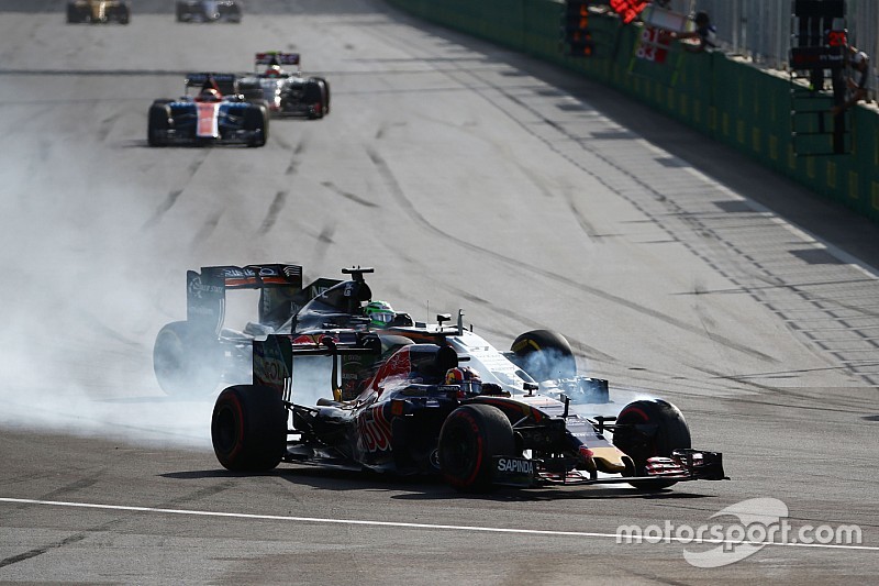Daniil Kvyat, Scuderia Toro Rosso STR11 and Nico Hulkenberg, Sahara Force India F1 VJM09 battle for