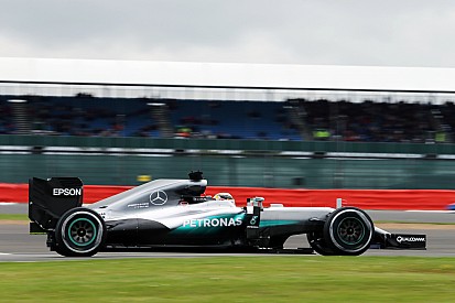 Formel 1 in Silverstone: Lewis Hamilton mit Bestzeit im ersten Freien Training – Vettel testet Halo