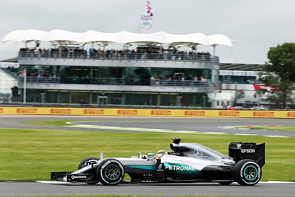 Hamilton lidera y Rosberg no puede girar