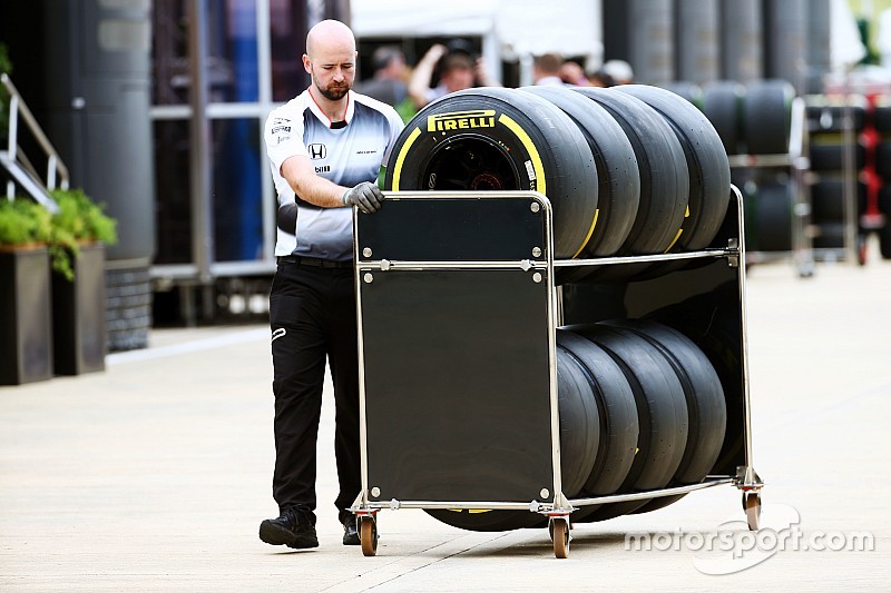Un mecánico de McLaren con neumáticos Pirelli
