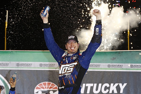 Kyle Busch gana en Kentucky, Suárez, tercero