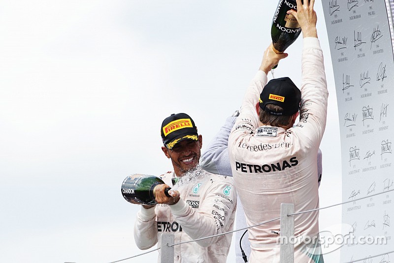 Ganador de la carrera Lewis Hamilton, Mercedes AMG F1 celebra en el podio con su compa&ntilde;ero de equipo