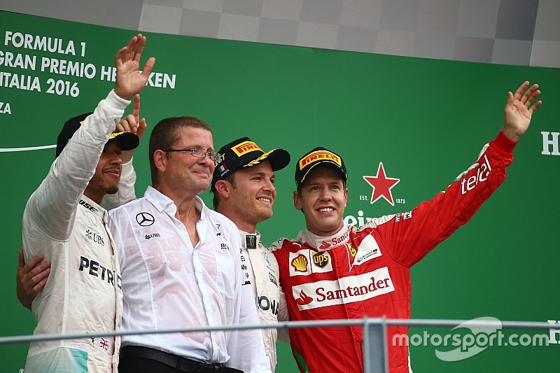 Podio: Ganador de la carrera Nico Rosberg, Mercedes AMG Petronas F1 W07, segundo lugar Lewis Hamilto