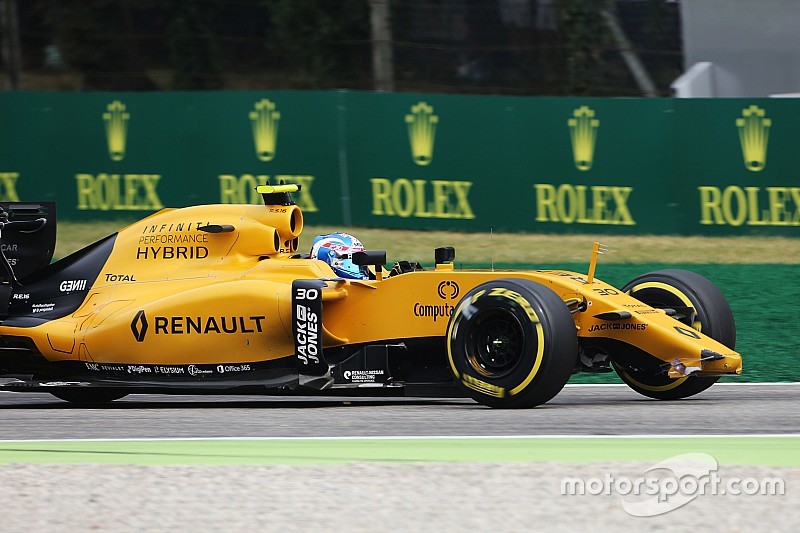 Jolyon Palmer, Renault Sport F1 Team RS16 with a broken front wing