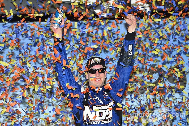 Race winner Kyle Busch, Joe Gibbs Racing Toyota