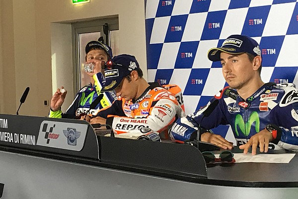Rossi y Lorenzo discuten en la rueda de prensa