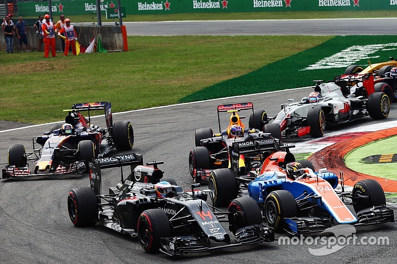 Fernando Alonso, McLaren MP4-31 y Pascal Wehrlein, Manor Racing MRT05 al inicio de la carrera