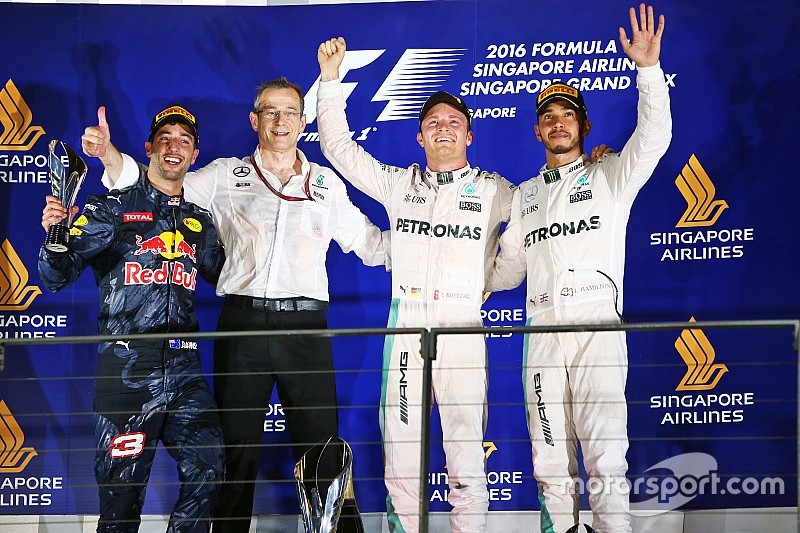 Podio: segundo lugar Daniel Ricciardo, Red Bull Racing; Ganador de la carrera Nico Rosberg, Mercedes