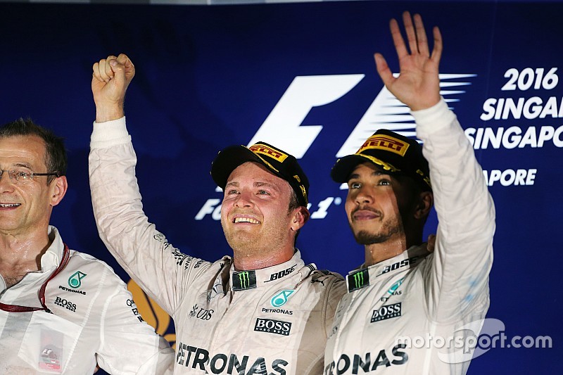 Ganador de la carrera Nico Rosberg, Mercedes AMG F1 celebra en el podio con el tercer puesto compa&ntilde;e