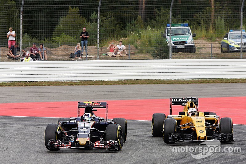 Carlos Sainz Jr., Scuderia Toro Rosso STR11 y Kevin Magnussen, Renault Sport F1 Team RS16 batalla po