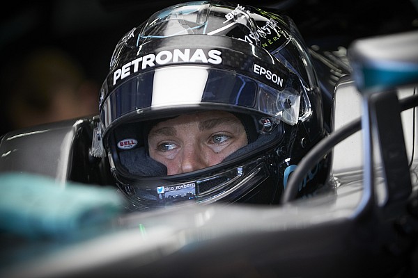 Rosberg é mais veloz em treino marcado por incêndio no box