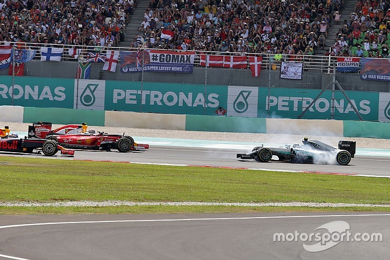 Lewis Hamilton, Mercedes AMG F1 W07 Hybrid leads at the start of the race as Nico Rosberg, Mercedes AMG F1 W07 Hybrid and Sebastian Vettel, Ferrari SF16-H collide