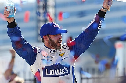 Jimmie Johnson se place dans la course au titre