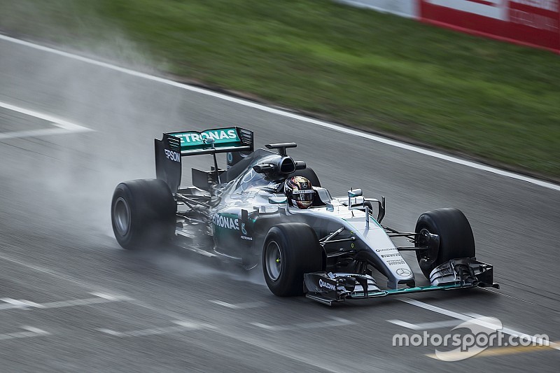 Mercedes volvió a sufrir la lluvia de Barcelona en el test de Pirelli