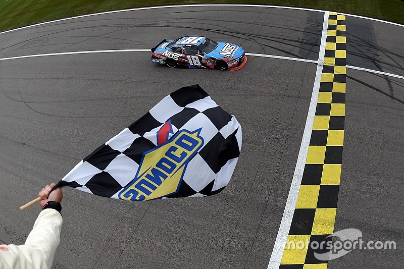 Kyle Busch, Joe Gibbs Racing Toyota se lleva la victoria