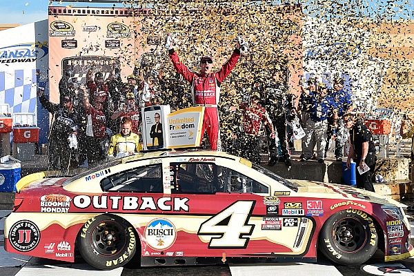 Harvick vence en Kansas y resurge en el campeonato