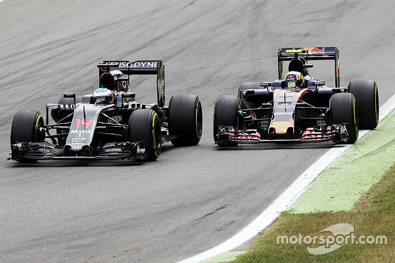 Fernando Alonso, McLaren MP4-31 y Carlos Sainz Jr., Scuderia Toro Rosso STR11 batalla por la posici&oacute;