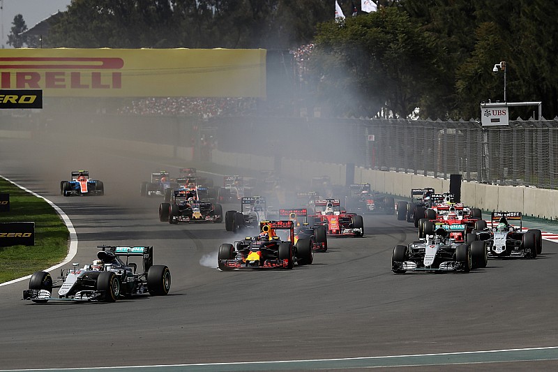 Lewis Hamilton, Mercedes AMG F1 W07 Hybrid, Max Verstappen, Red Bull Racing RB12 y Nico Rosberg, Mer