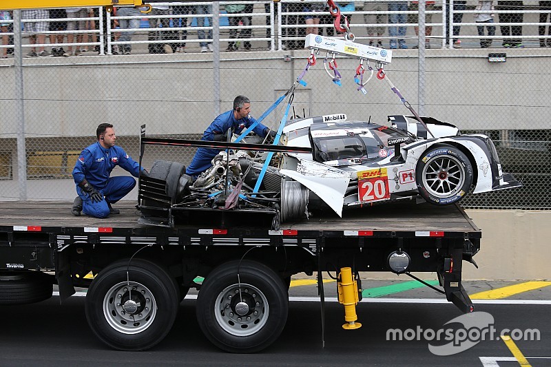 Porsche 919 Hybrid de Mark Webber é levado após batida com Matteo Cressoni