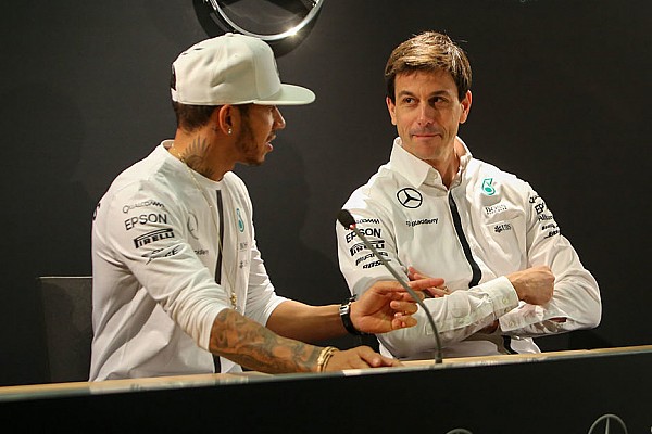 Wolff indicó que Hamilton ignoró las órdenes de equipo