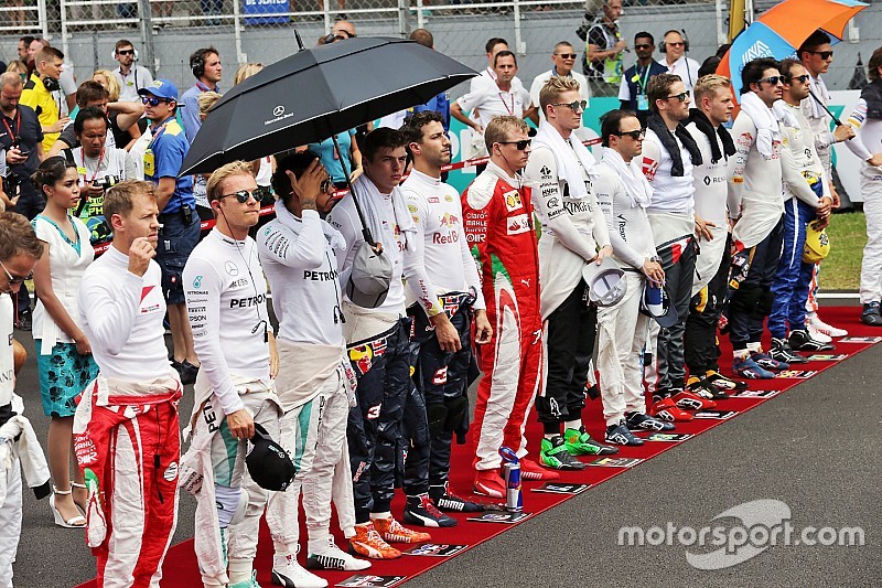 Los pilotos durante el himno