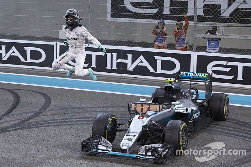 Segundo lugar de Nico Rosberg, de Mercedes AMG F1 W07 h&iacute;brido celebra su campeonato del mundo al final de la carrera