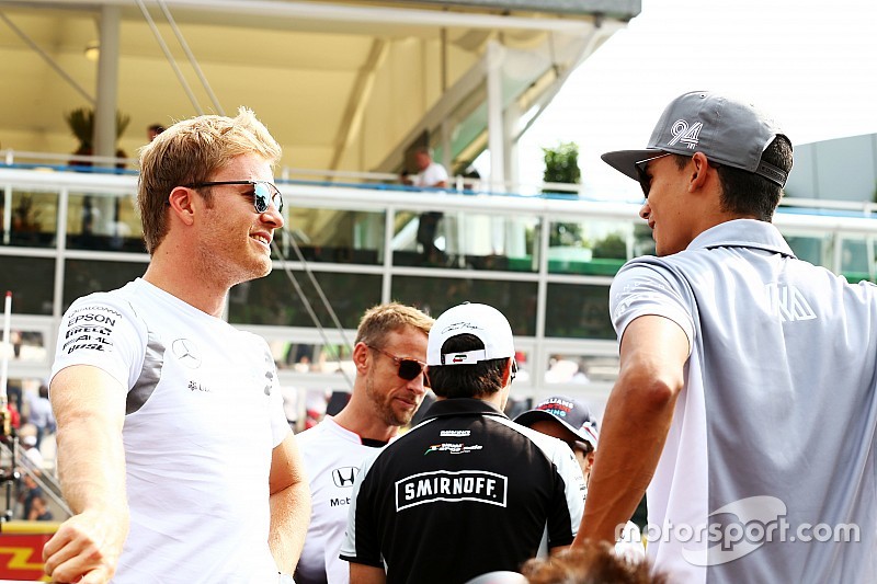 Nico Rosberg, Mercedes AMG F1 y Pascal Wehrlein, Manor Racing en el desfile de pilotos