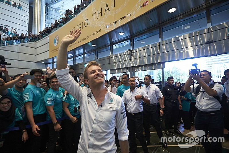 Le remplaçant de Rosberg ne sera pas connu en 2016