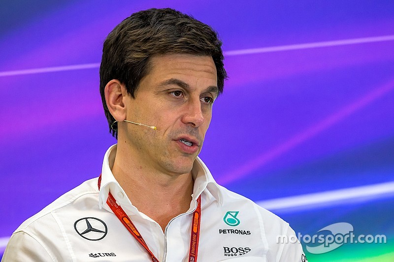 Toto Wolff, Mercedes AMG F1 accionista y Director Ejecutivo en la Conferencia de prensa FIA