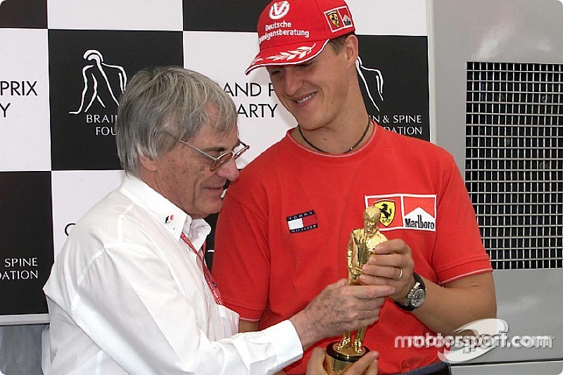 Michael Schumacher recibe su "Bernie" de manos de Bernie Ecclestone