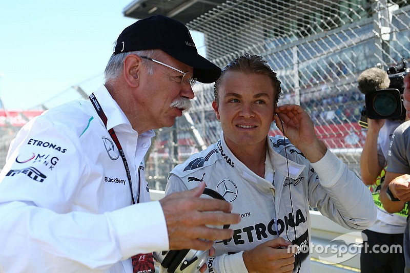 El Dr. Dieter Zetsche, Daimler AG CEO con Nico Rosberg, Mercedes AMG F1 en la parrilla