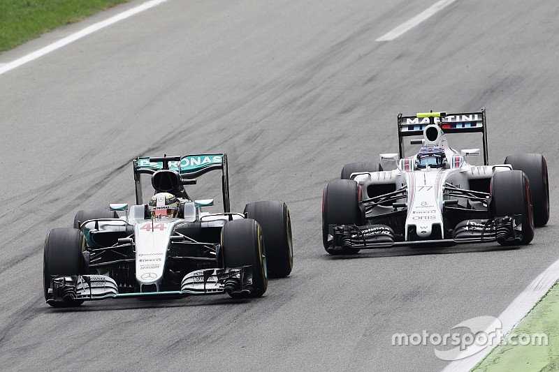 Lewis Hamilton, Mercedes AMG F1 W07 Hybrid and Valtteri Bottas, Williams FW38 battle for position