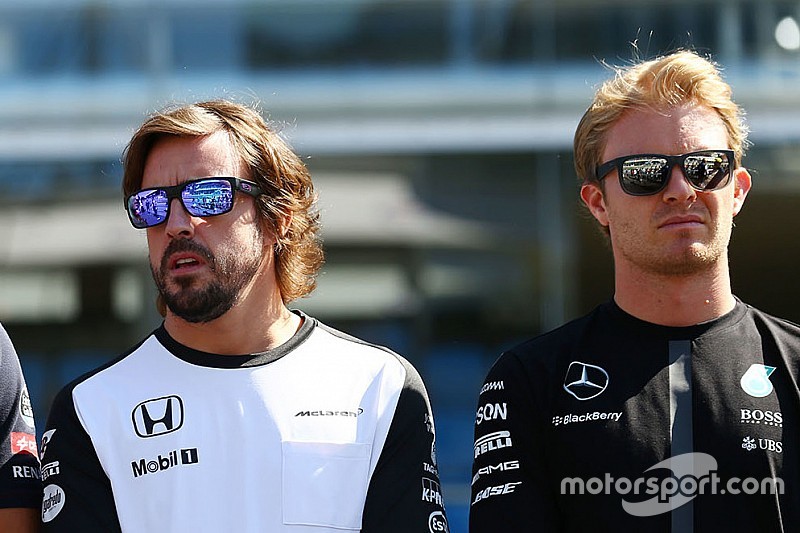 Carlos Sainz Jr., Scuderia Toro Rosso con Fernando Alonso, McLaren y Nico Rosberg, de Mercedes AMG F1 en el desfile de los pilotos en un minuto de silencio para Justin Wilson