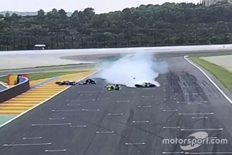 VÍDEO: Piloto de moto desiste de pit stop e acerta rival