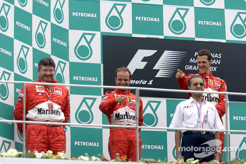 Ross Brawn, Rubens Barrichello y Michael Schumacher en el podio