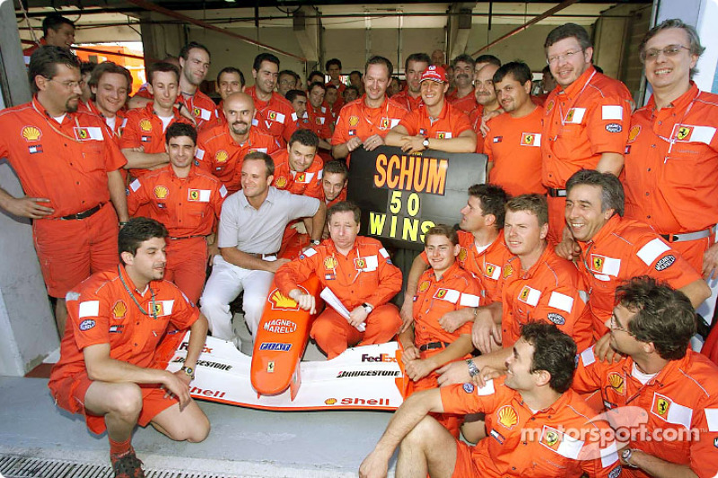 Michael Schumacher celebrando su victoria 50 en Grandes Premios con el Equipo Ferrari